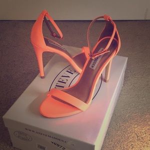BRAND NEW: Steve Madden Coral Heels